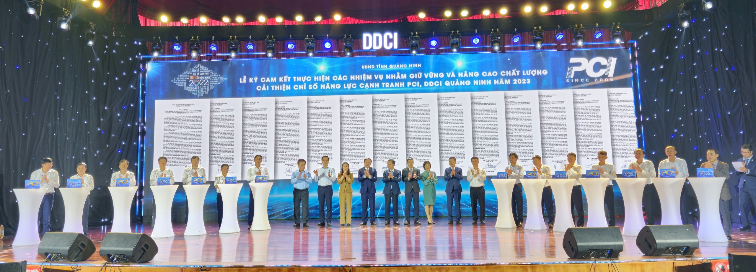 Ký cam kết của Chủ tịch UBND 13 địa phương và Chủ tịch Hiệp hội doanh nghiệp tỉnh được giao đầu mối chủ trì các chỉ số thành phần PCI  trong triển khai cải thiện bền vững PCI tỉnh Quảng Ninh năm 2023. Ảnh: Thanh Sơn