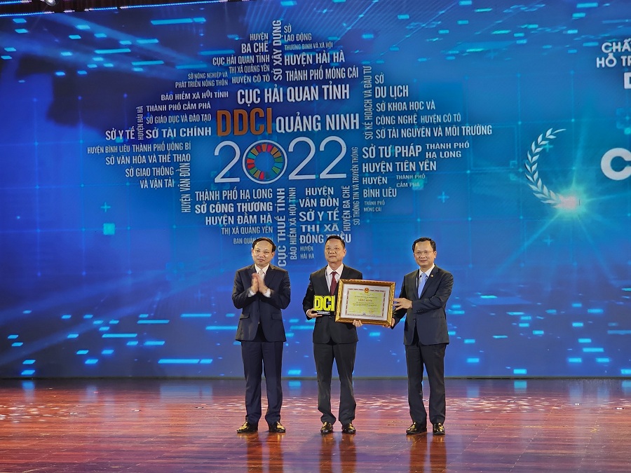 Ông Nguyễn Xuân Ký, Bí thư Tỉnh ủy Quảng Ninh và ông Cao Tường Huy, Quyền Chủ tịch UBND tỉnh Quảng Ninh trao biểu trưng và chứng nhận đơn vị dẫn đầu DDCI khối sở, ngành cho Cục Hải quan tỉnh. Ảnh: Thanh Sơn
