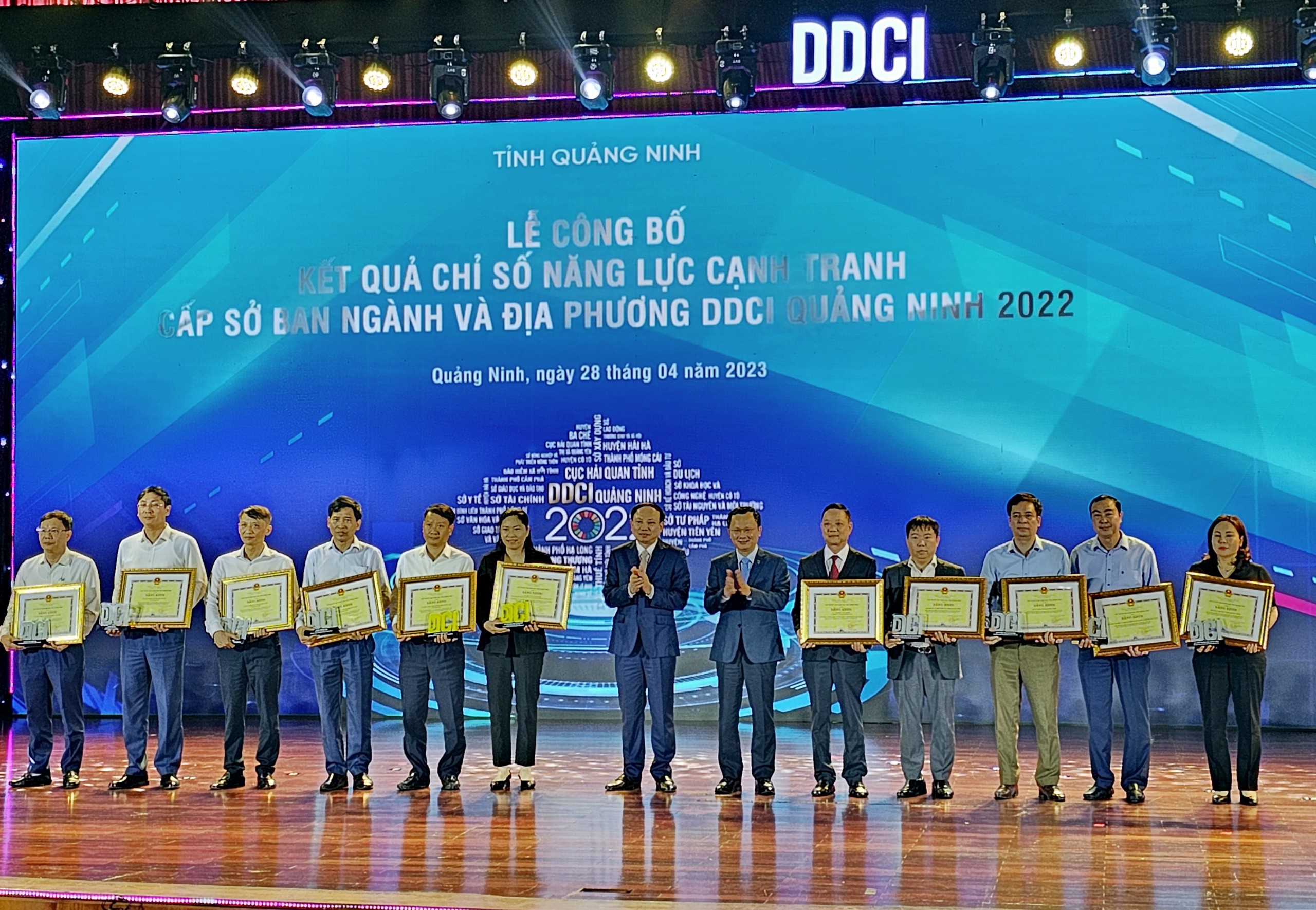 Trao kỷ niệm chương, tặng bằng khen các tập thể, cá nhân xuất sắc trong DDCI Quảng Ninh 2022. Ảnh: Thanh Sơn