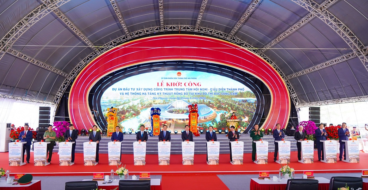 Chủ tịch Quốc hội Vương Đình Huệ, Phó Thủ tướng Chính phủ Trần Lưu Quang cùng lãnh đạo thành phố Hải Phòng nhấn nút khởi công Dự án. Ảnh: Thanh Sơn