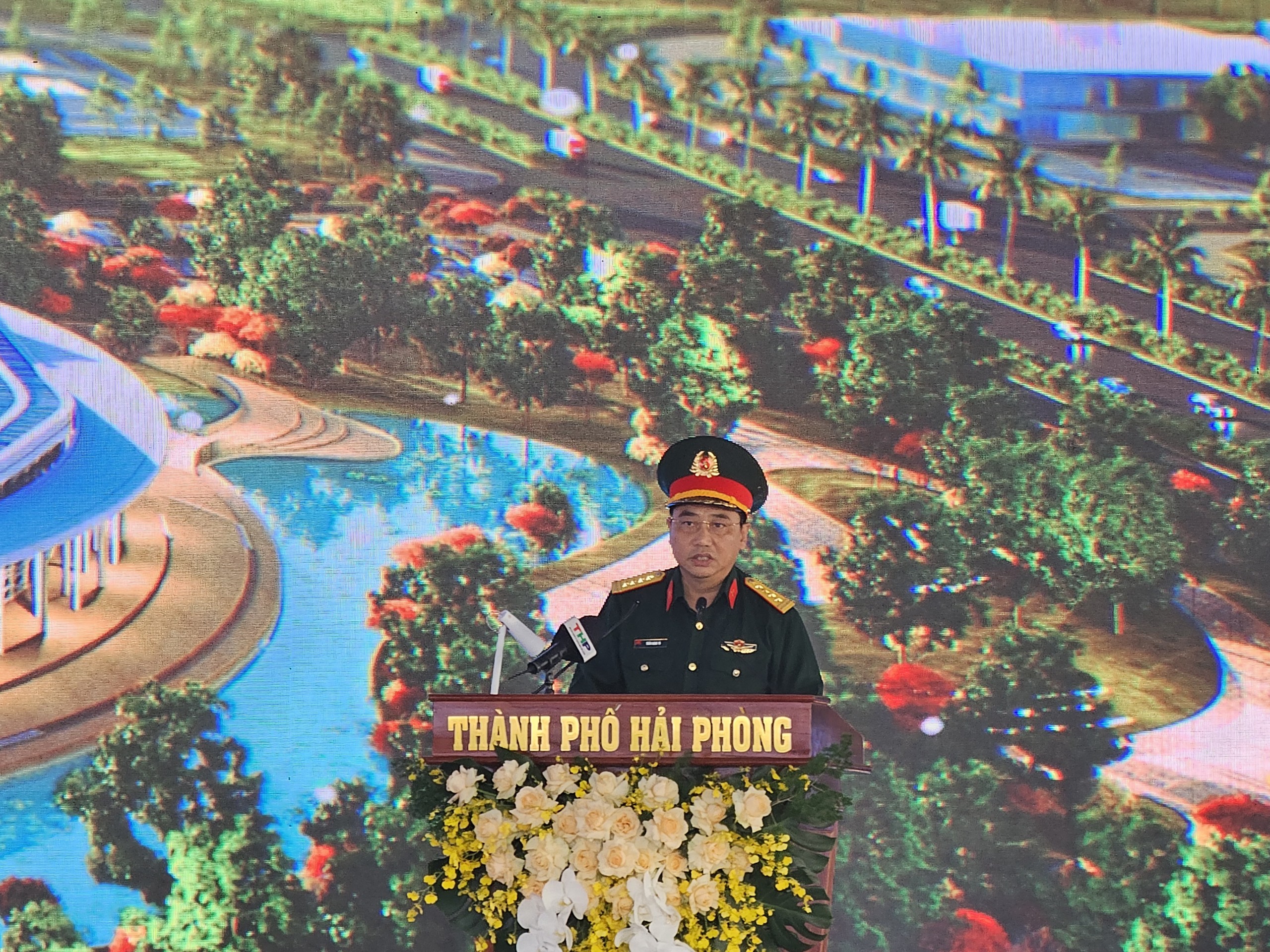 Đại tá Trần Đăng Tú, Chủ tịch Tổng Công ty 319, Bộ Quốc phòng - đơn vị thi công phát biểu. Ảnh: Thanh Sơn