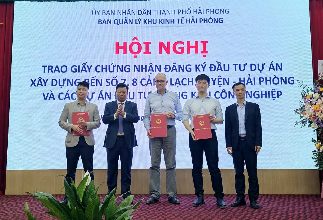 Ông Lê Trung Kiên, Trưởng ban BQL Khu kinh tế Hải Phòng chụp ảnh lưu niệm cùng chủ đầu tư của 3 Dự án thứ cấp trong KCN, KKT. Ảnh: Thanh Sơn