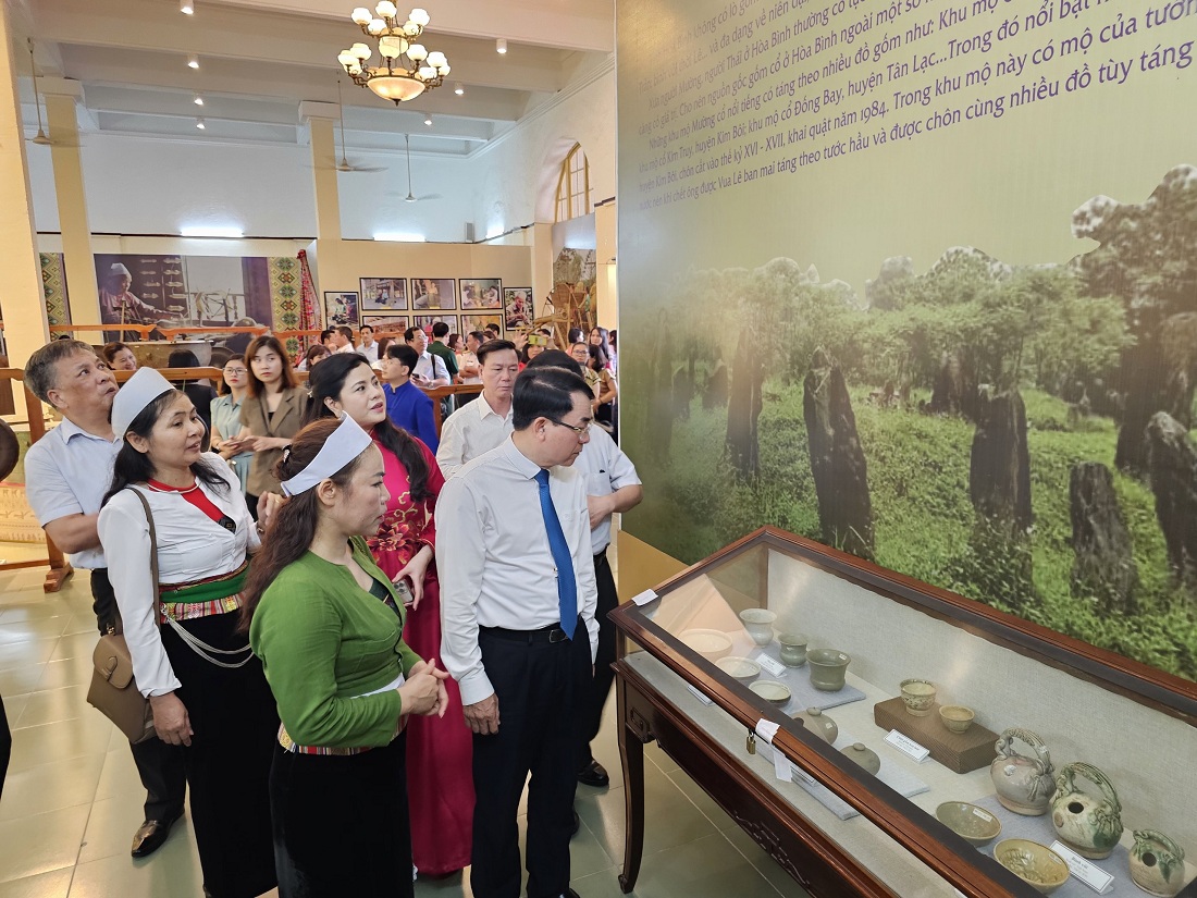 Lãnh đạo TP.Hải Phòng tham quan khu trưng bày chuyên đề “Di sản Văn hoá tiêu biểu dân tộc Mường tỉnh Hòa Bình” tại Bảo tàng Hải Phòng. Ảnh: Thanh Sơn
