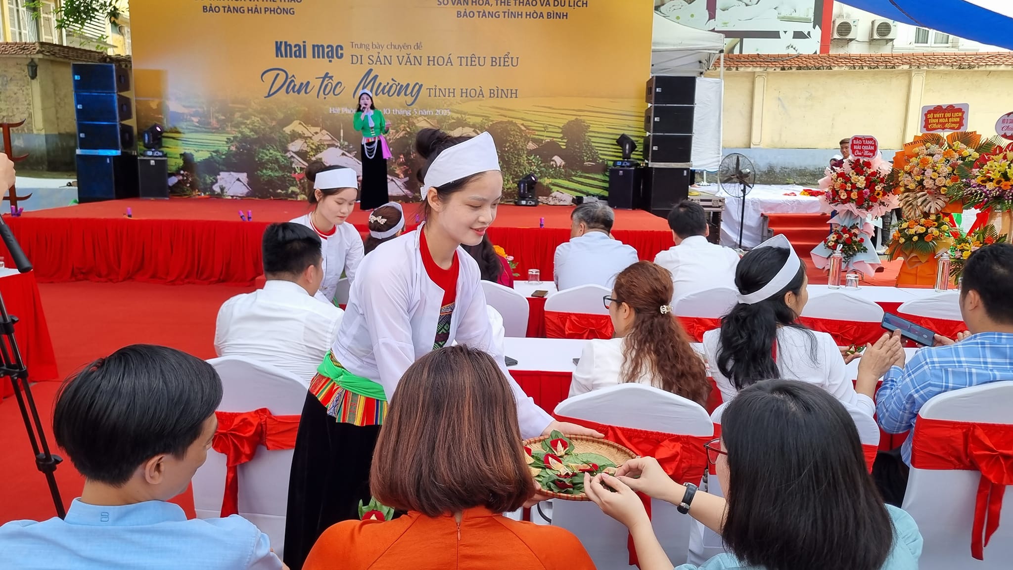 Tiết mục mời trầu tại lễ khai mạc. Ảnh: Thanh Tân