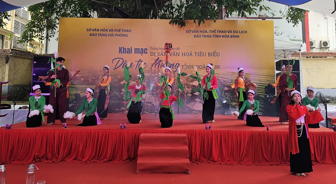 Tiết mục văn nghệ dân gian dân tộc Mường. Ảnh: Thanh Sơn