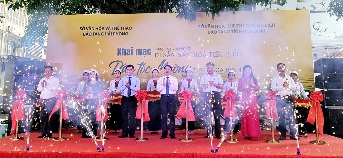 Cắt băng khai mạc trưng bày chuyên đề di sản văn hóa dân tộc Mường tỉnh Hòa Bình tại TP.Hải Phòng. Ảnh: Thanh Sơn