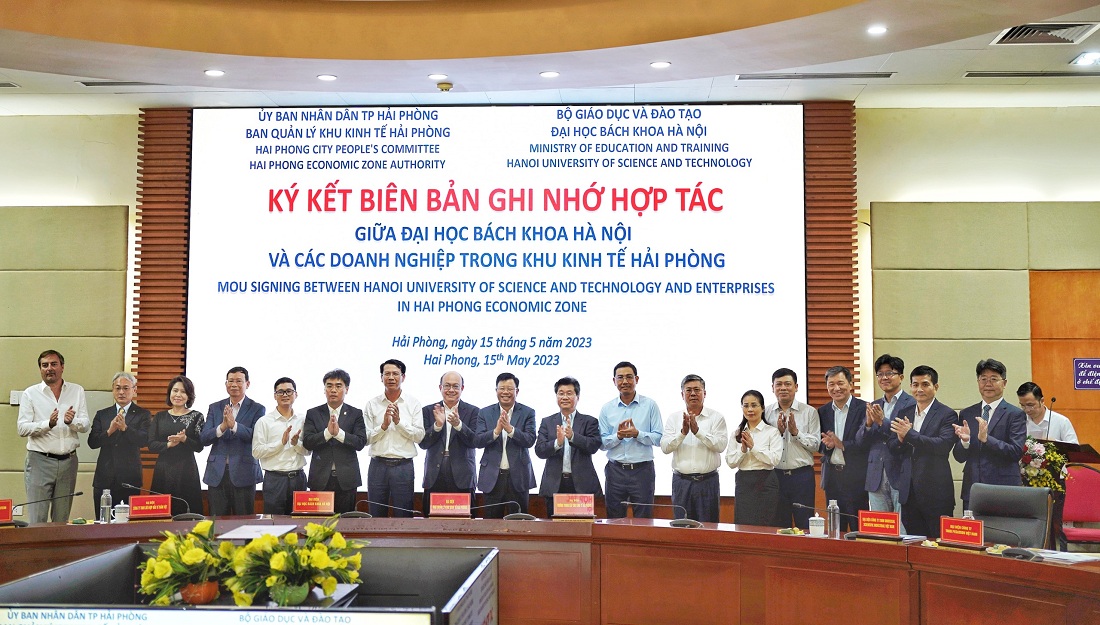 Lãnh đạo Ban Quản lý Khu kinh tế Hải Phòng; Đại học Bách khoa Hà Nội và lãnh đạo các doanh nghiệp trong KCN, KKT ký kết biên bản ghi nhớ hợp tác đào tạo và cung ứng nguồn nhân lực với nhiều nội dung, hình thức phù hợp