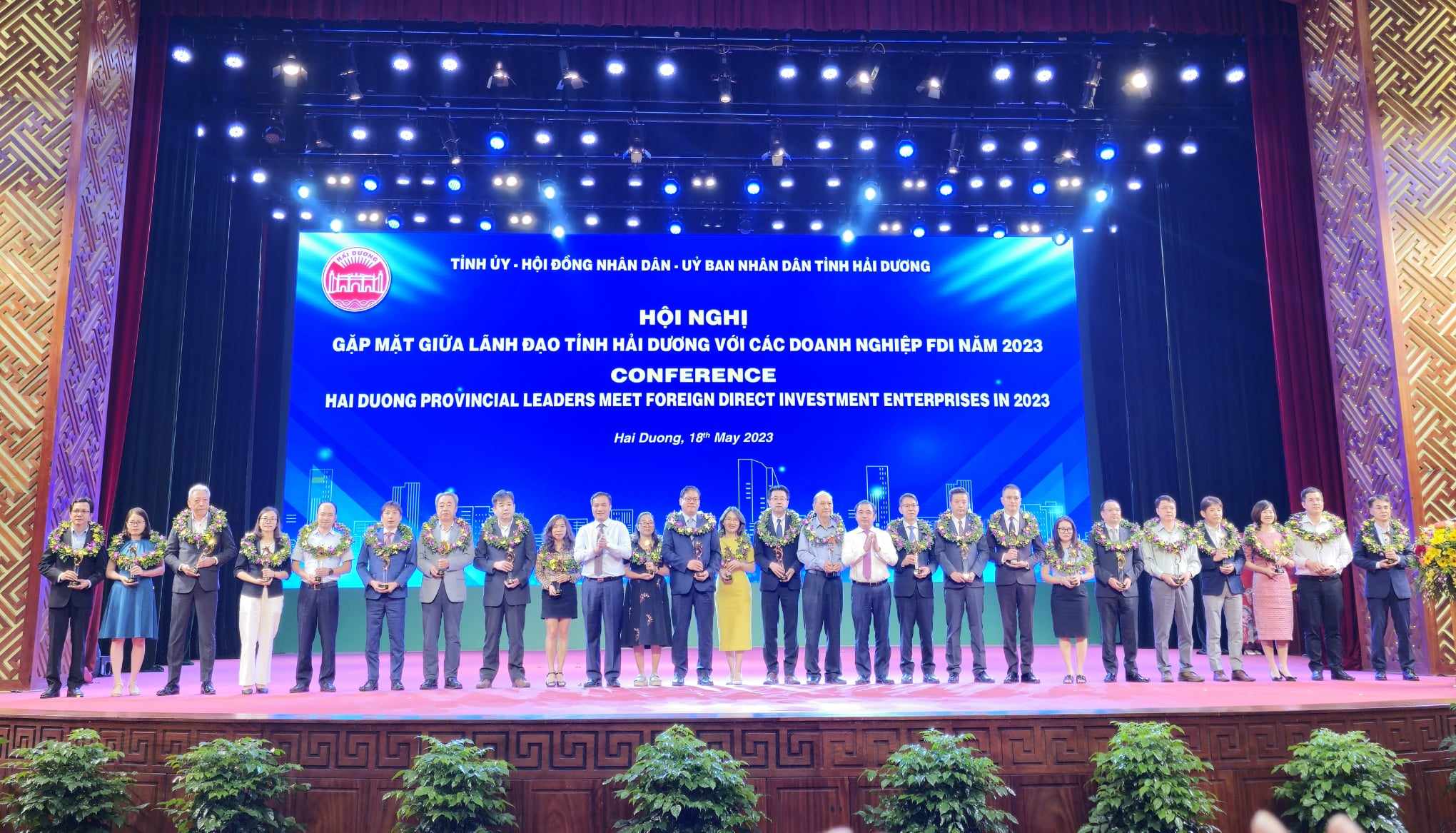 Ông Trần Đức Thắng, Bí thư Tỉnh ủy Hải Dương và ông Triệu Thế Hùng, Chủ tịch UBND tỉnh tặng hoa và biểu tượng vinh danh cho đại diện 24 doanh nghiệp FDI tiêu biểu trên địa bàn tỉnh. Ảnh: Thanh Sơn