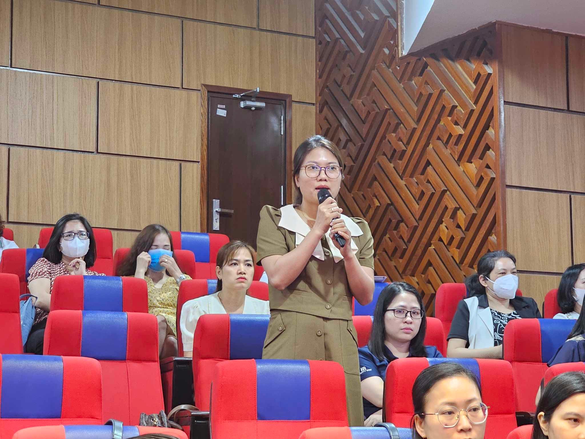 Đại diện các doanh nghiệp FDI nêu các đề xuất, kiến nghị. Ảnh: Quỳnh Nga