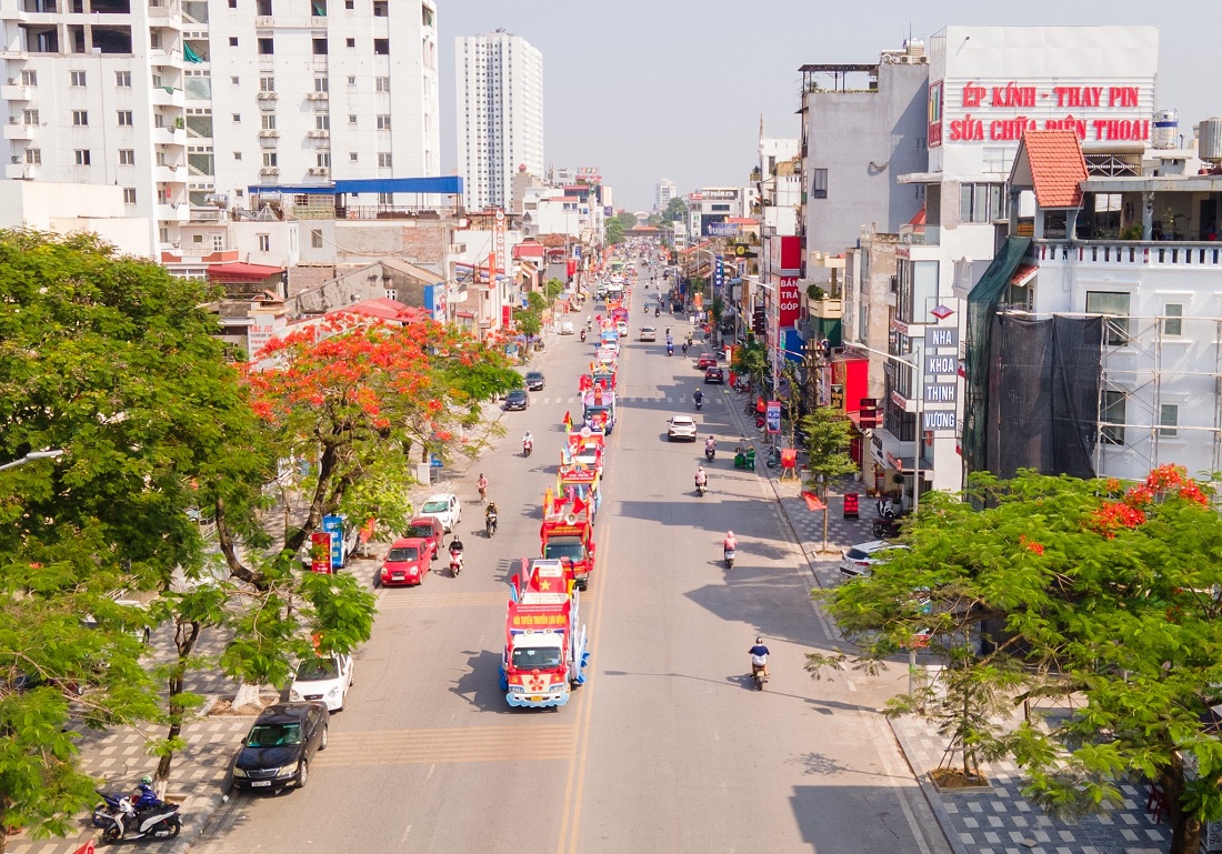 Đoàn diễu hành trên các tuyến đường của thành phố Hải Phòng. Ảnh: Đàm Thanh
