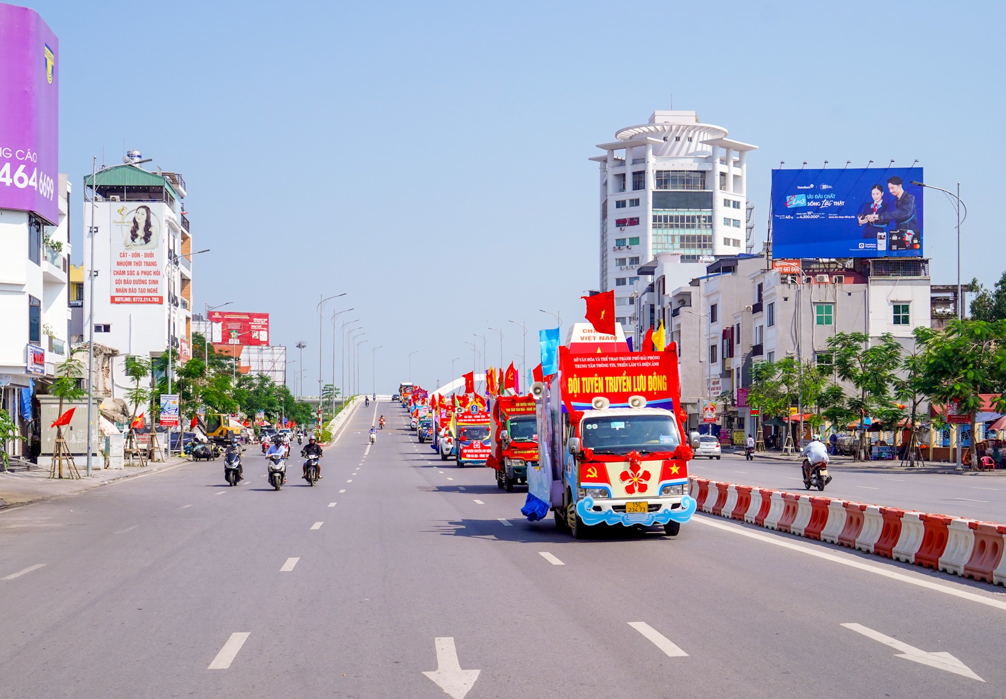Đoàn diễu hành trên các tuyến đường của thành phố Hải Phòng. Ảnh: Đàm Thanh