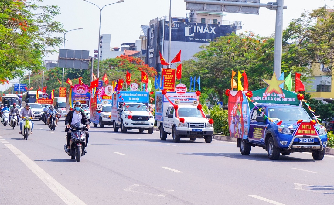 Đoàn diễu hành trên các tuyến đường của thành phố Hải Phòng. Ảnh: Đàm Thanh