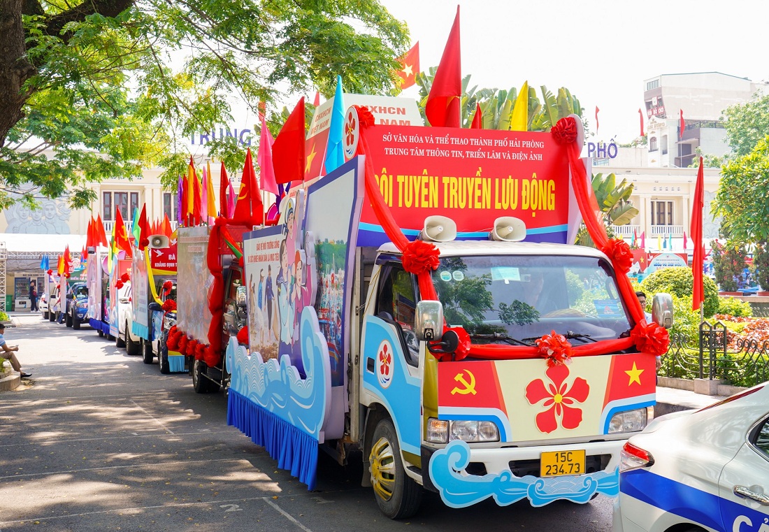 Đoàn xuất phát từ sân Nhà trưng bày Triển lãm thành phố. Ảnh: Đàm Thanh
