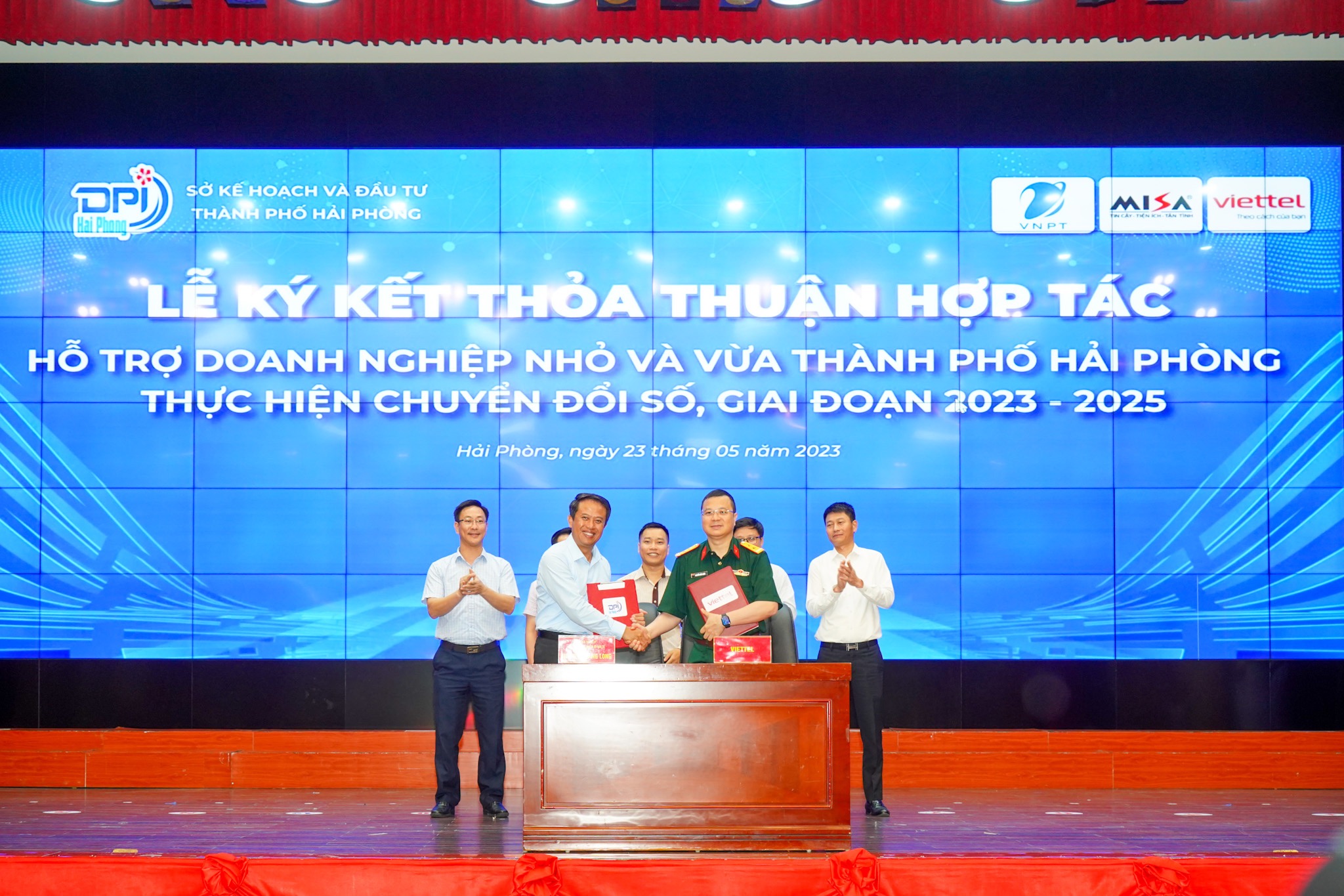 Ông Nguyễn Hoàng Long, Giám đốc Sở Kế hoạch và Đầu tư Hải Phòng và ông Nguyễn Đức Châu, Giám đốc Viettel Hải Phòng thực hiện việc ký kết thỏa thuận hợp tác hỗ trợ DNNVV thực hiện chuyển đổi số giai đoạn 2023 -2025