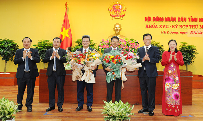 Lãnh đạo tỉnh Hải Dương tặng hoa chúc mừng 2 tân Ủy viên UBND tỉnh, ông Phạm Văn Mạnh, Giám đốc Sở Khoa học và Công nghệ và ông Trần Quang Cảnh, Giám đốc Sở Y tế. Ảnh: Thành Chung