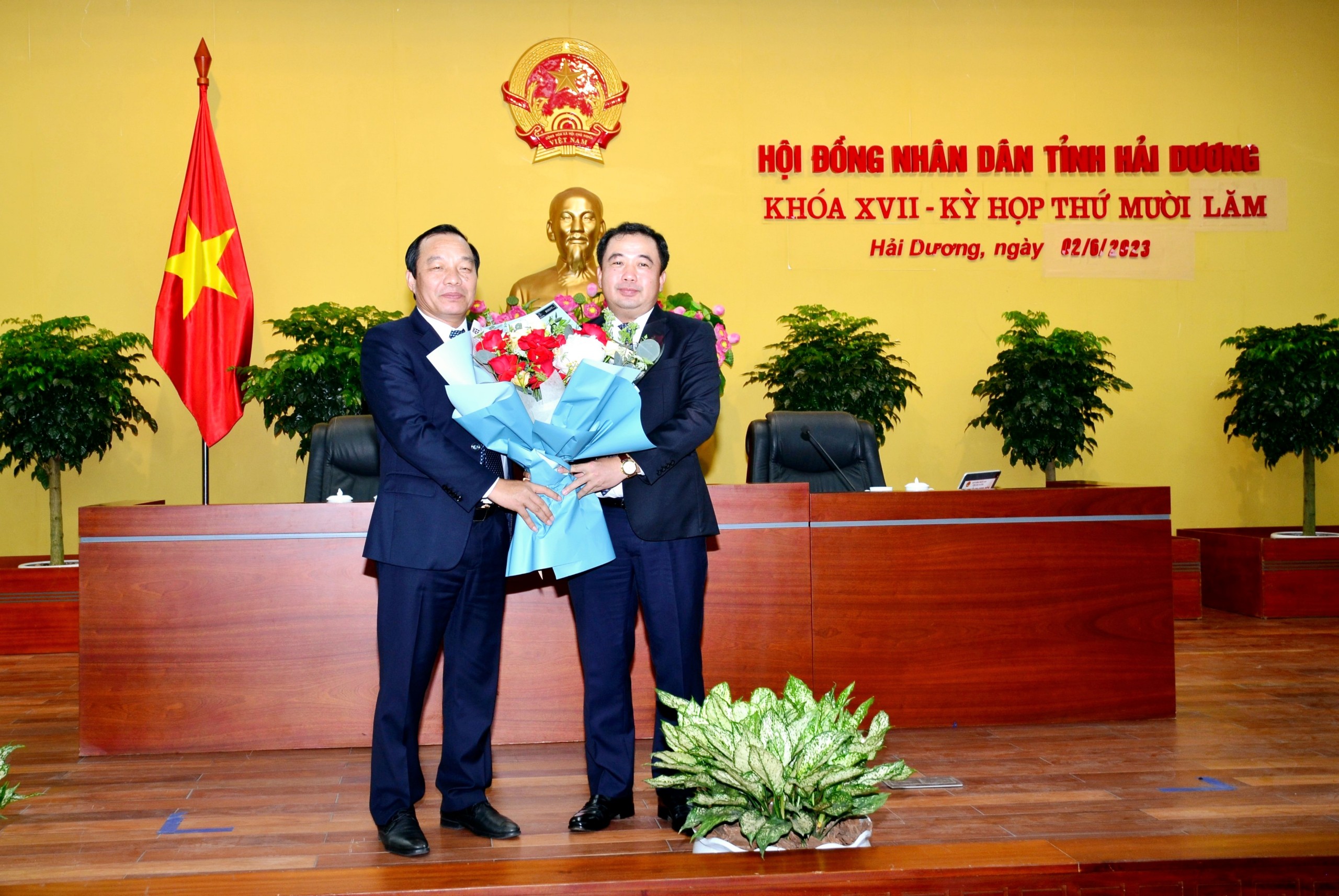Ông Trần Đức Thắng, Bí thư Tỉnh ủy Hải Dương tặng hoa chúc mừng ông Lê Văn Hiệu, tân Chủ tịch HĐND tỉnh. Ảnh: Thành Chung