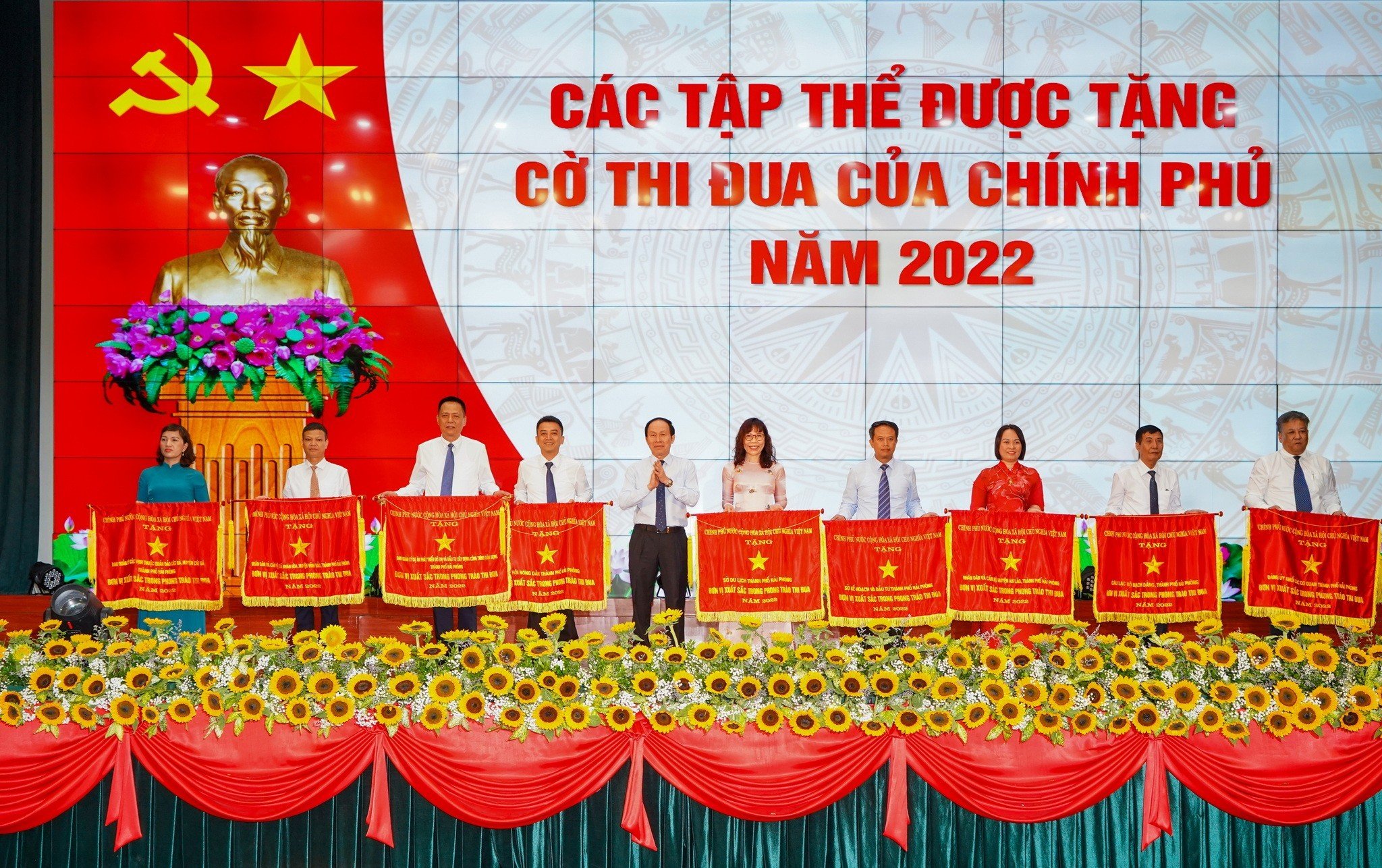 Ông Lê Tiến Châu, Bí thư Thành ủy Hải Phòng trao tặng Cờ thi đua của Chính phủ cho 9 tập thể đã có thành tích hoàn thành xuất sắc nhiệm vụ công tác năm 2022