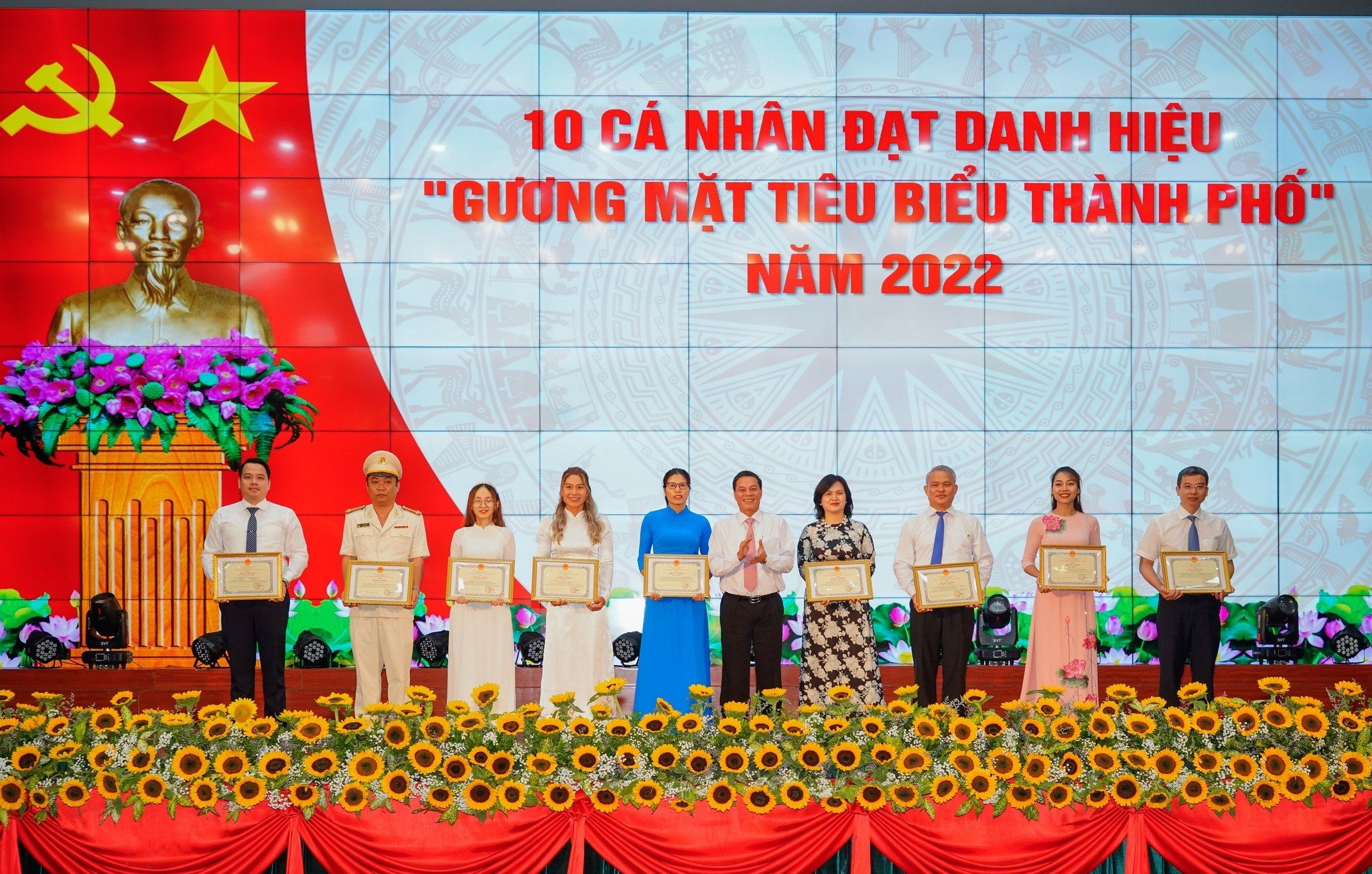 Ông Nguyễn Văn Tùng, Chủ tịch UBND TP.Hải Phòng trao tặng danh hiệu “gương mặt tiêu biểu” thành phố Hải Phòng năm 2022 cho 10 cá nhân