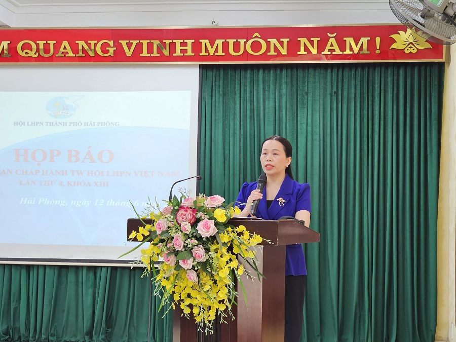 Bà Phạm Thị Thúy Hải, Phó Chủ tịch Hội LHPN TP.Hải Phòng thông tin các hoạt động bên lề Hội nghị