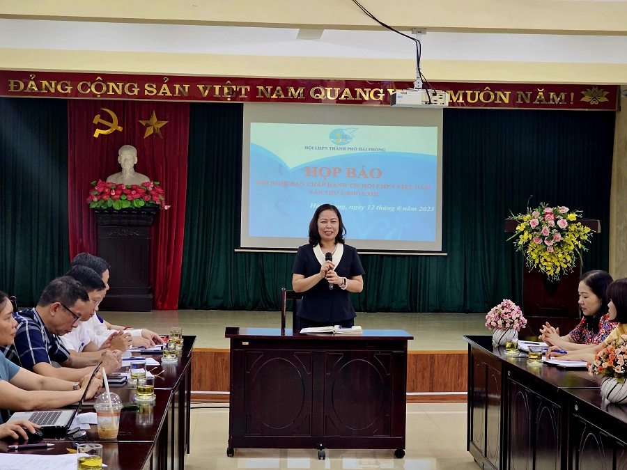 Bà Vũ Thị Kim Liên, Chủ tịch Hội Liên hiệp Phụ nữ TP.Hải Phòng thông tin tại buổi họp báo