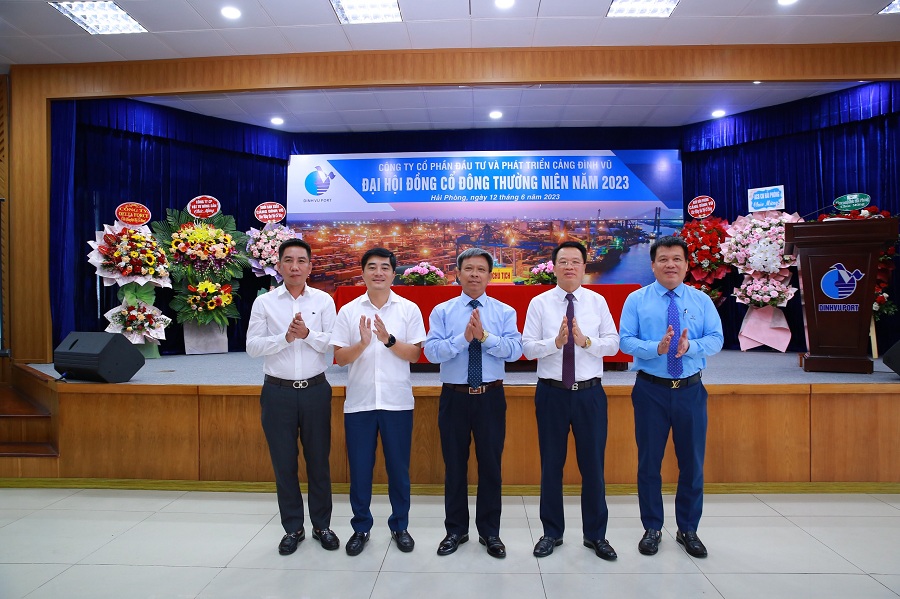 Các thành viên HĐQT Công ty nhiệm kỳ 2023 - 2028 ra mắt Đại hội. Ảnh - Thanh Sơn