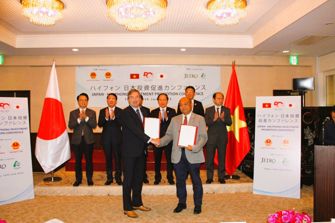 Lãnh đạo TP.Hải Phòng và đại diện của một số tổ chức kinh tế của Nhật Bản chứng kiến trao biên bản ghi nhớ giữa đại diện Tổ hợp KCN DEEP C và đại diện Tập đoàn IHI