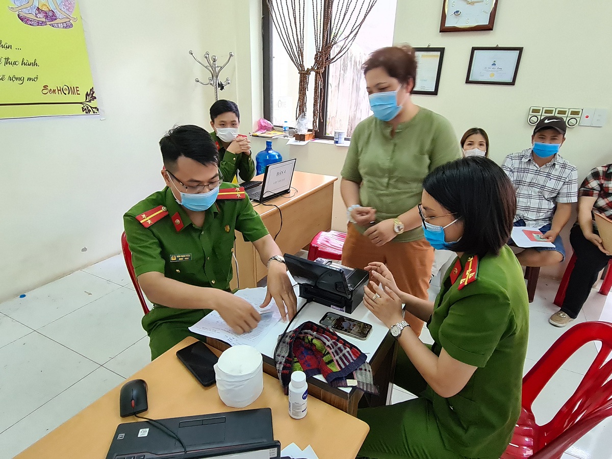 Công an quận Hồng Bàng làm thủ tục cho người dân cấp căn cước công dân