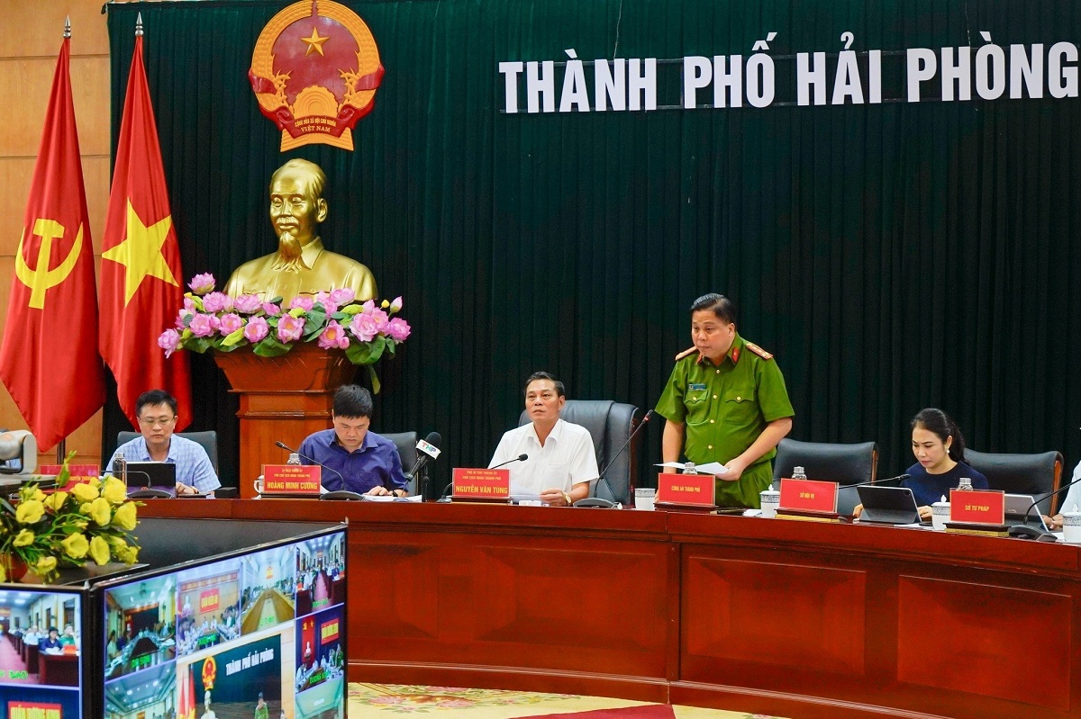 Đại tá Bùi Trung Thành, Phó Giám đốc Công an TP. Hải Phòng báo cáo tại Hội nghị