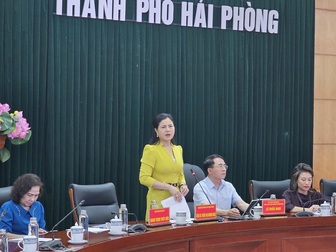 Bà Trần Thị Hoàng Mai, Giám đốc Sở Văn hóa và Thể thao Hải Phòng báo cáo kết quả 6 tháng đầu năm thực hiện Đề án Sân khấu truyền hình