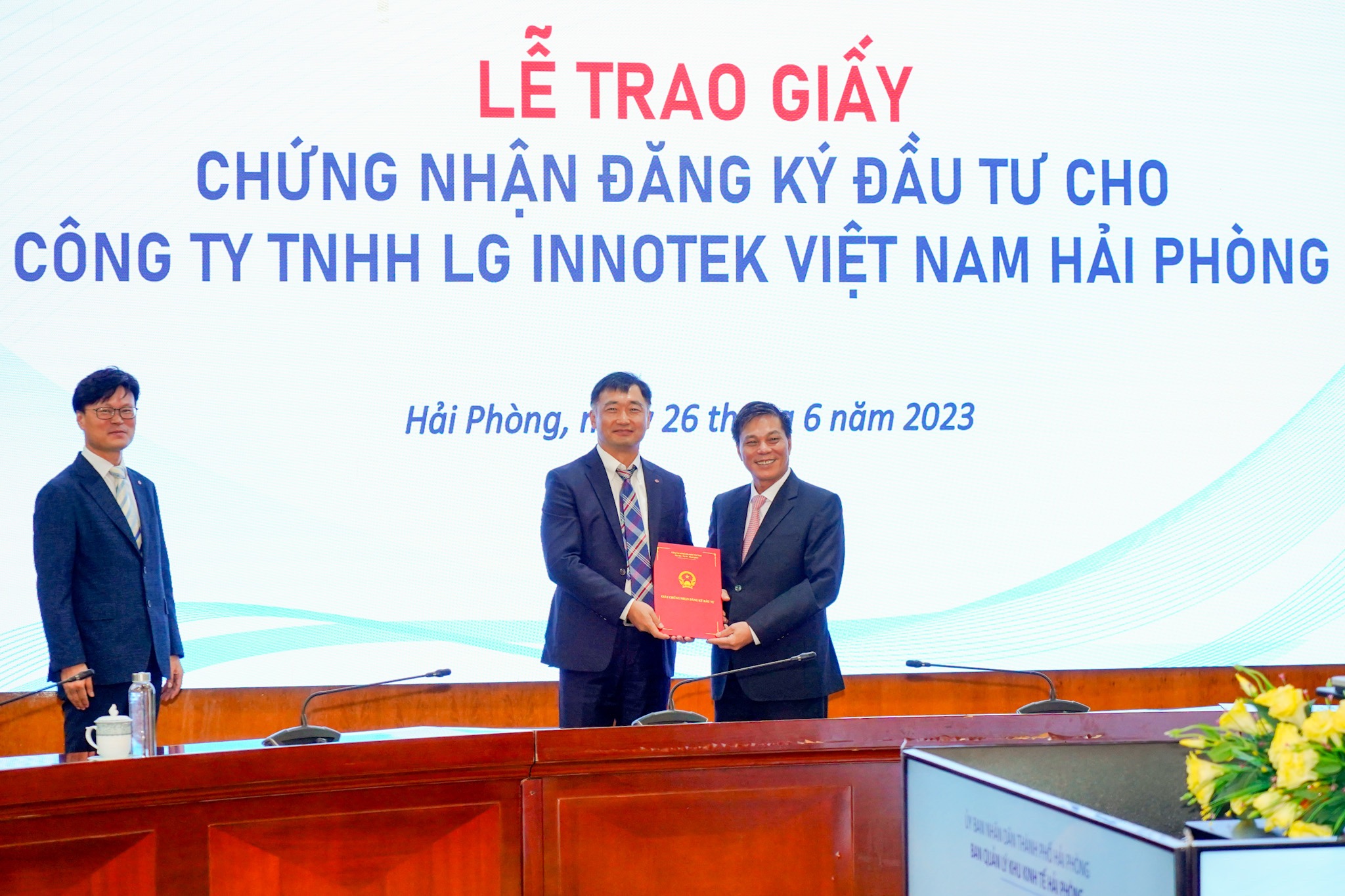Ông Nguyễn Văn Tùng, Chủ tịch UBND TP.Hải Phòng trao Giấy chứng nhận đăng ký đầu tư điều chỉnh tăng vốn cho Công ty TNHH LG Innotek Việt Nam Hải Phòng