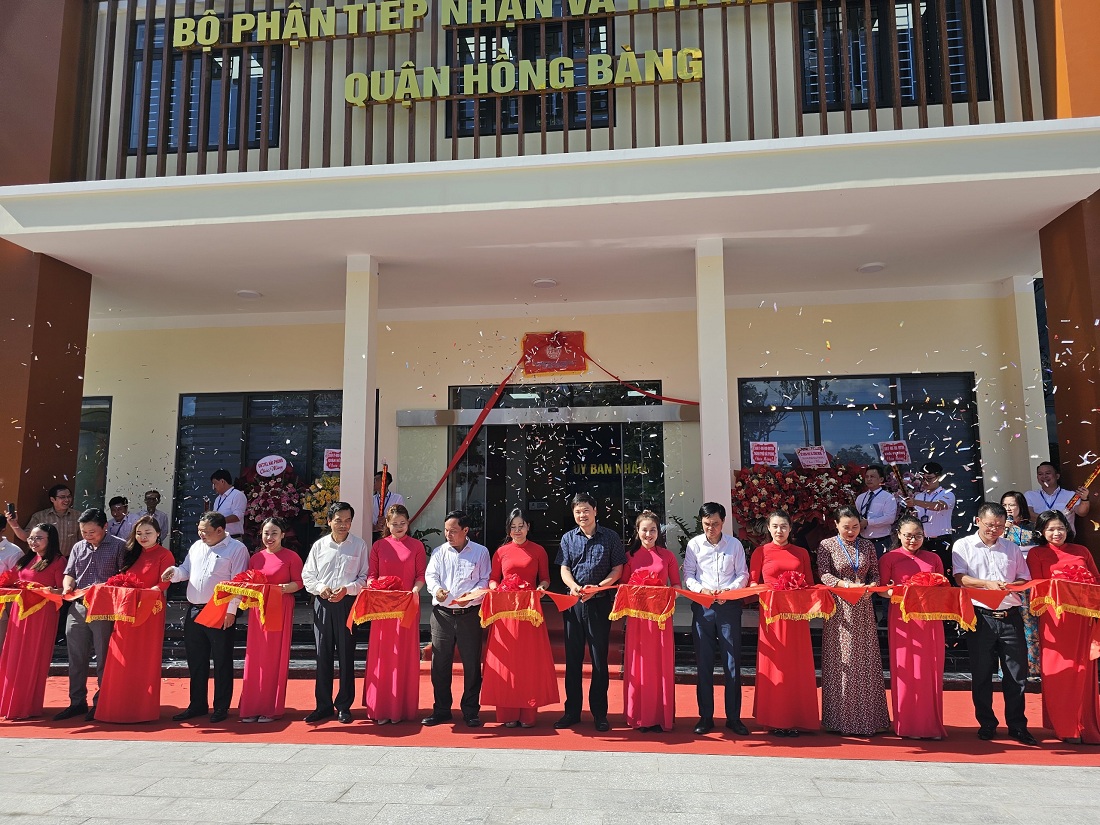 Các đại biểu cắt băng khánh thành Công trình Bộ phận Tiếp nhận và Trả kết quả quận Hồng Bàng