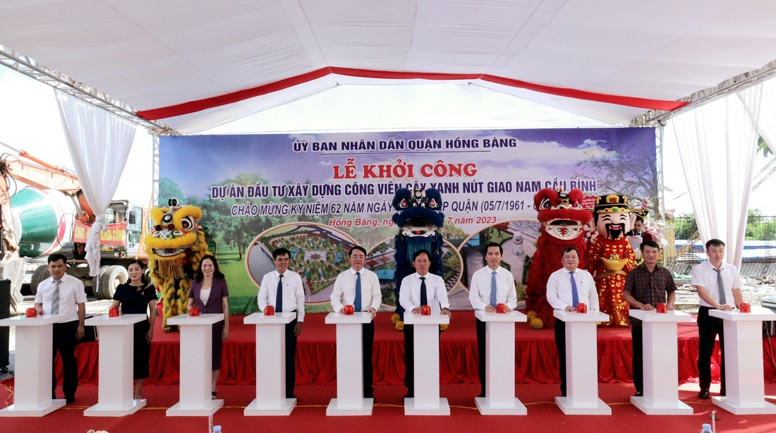 Các đại biểu nhấn nút khởi công xây công viên cây xanh Nút giao Nam cầu Bính