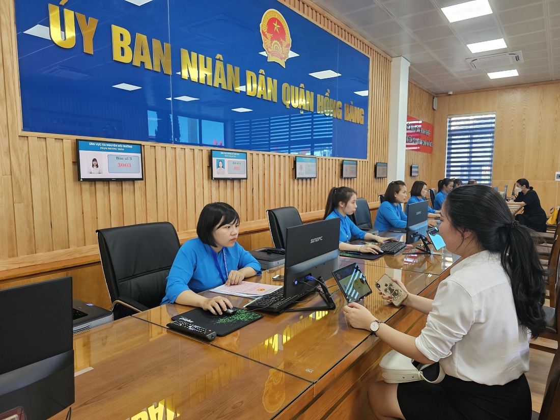 Người dân đến làm việc tại Bộ phận Tiếp nhận và Trả kết quả quận Hồng Bàng