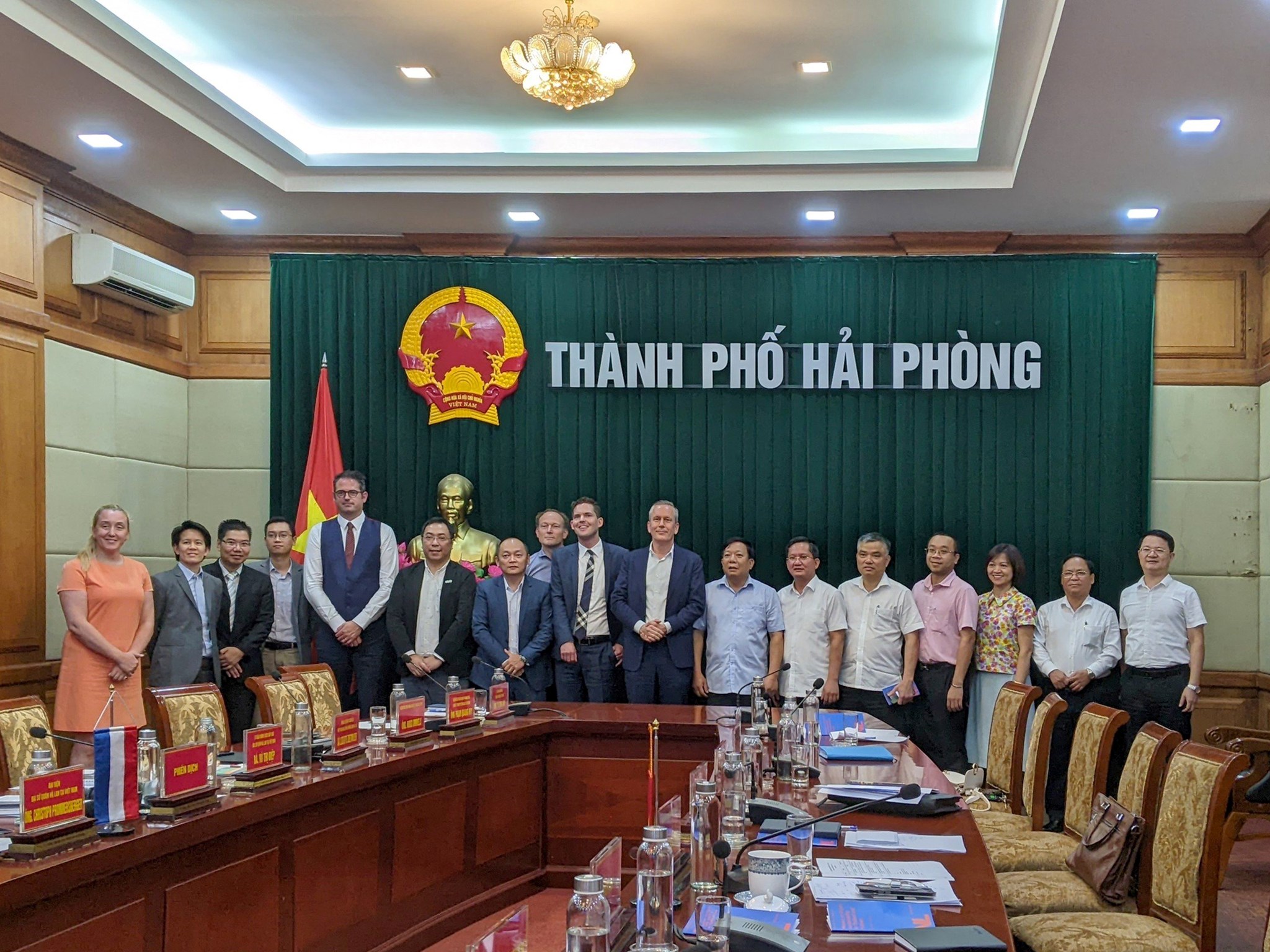 Lãnh đạo Thành phố, lãnh đạo các Sở, ngành cùng Đoàn doanh nghiệp hàng không Hà Lan chụp ảnh lưu niệm