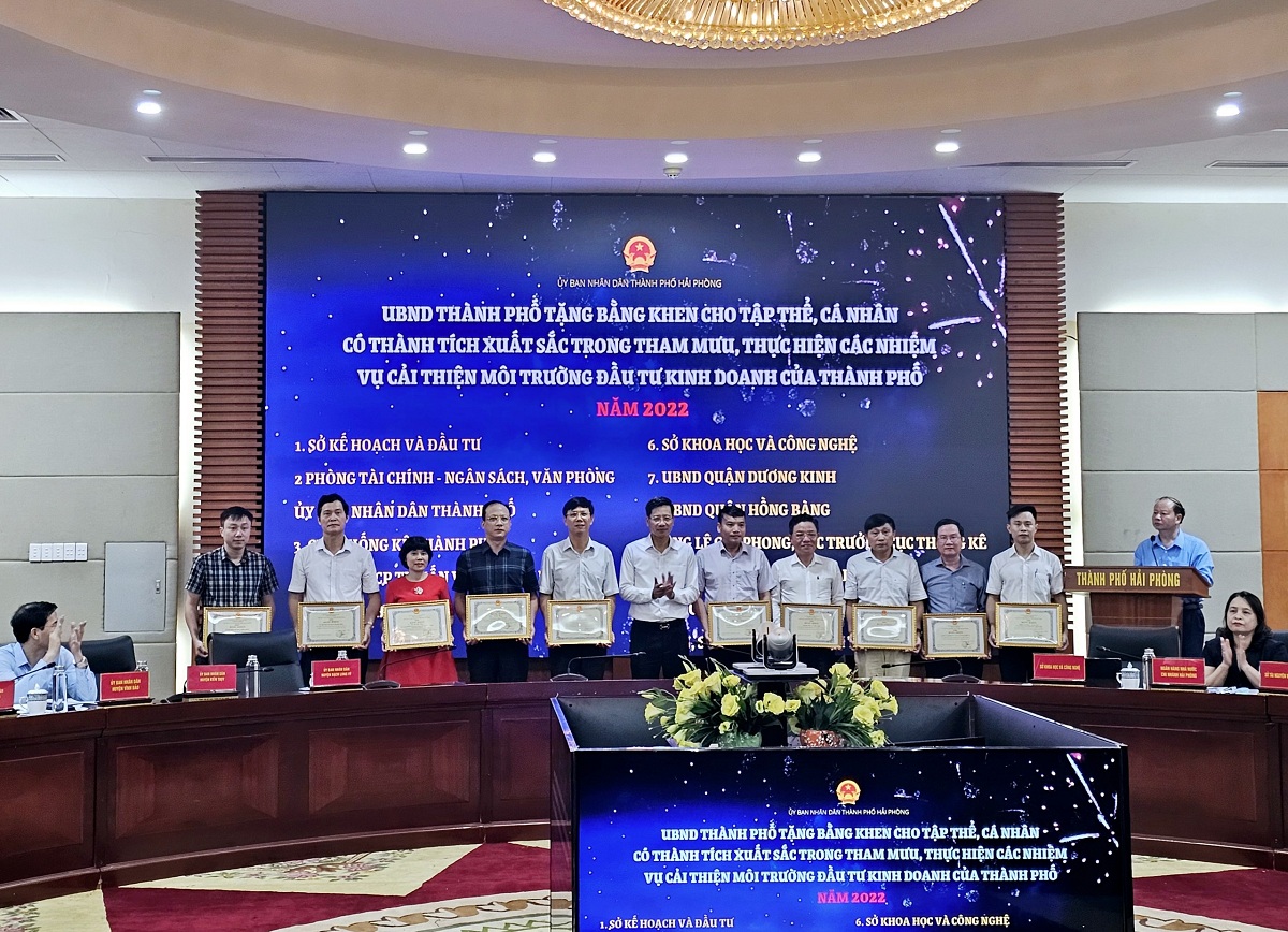 UBND TP.Hải Phòng trao Bằng khen cho các tập thể, cá nhân đạt thành tích xuất sắc trong tham mưu, thực hiện nhiệm vụ cải thiện môi trường đầu tư kinh doanh năm 2022