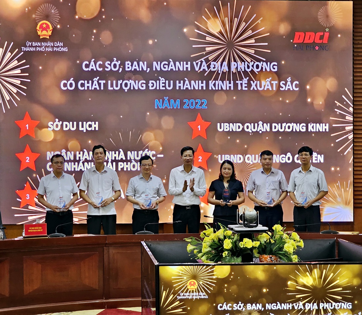 UBND TP.Hải Phòng trao Kỷ niệm chương DDCI năm 2022 cho các Sở, ban, ngành, địa phương đạt chất lượng điều hành kinh tế xuất sắc