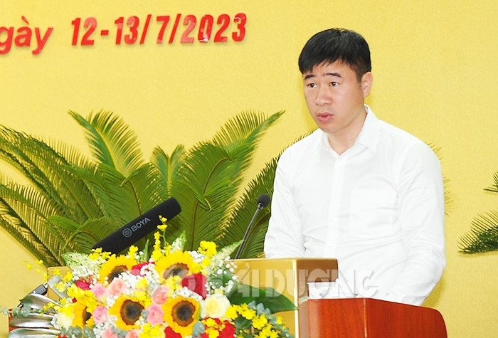 Ông Lê Hồng Diên, Giám đốc Sở Kế hoạch và Đầu tư Hải Dương đọc tờ trình về Quy hoạch tỉnh Hải Dương thời kỳ 2021-2030, tầm nhìn đến năm 2050