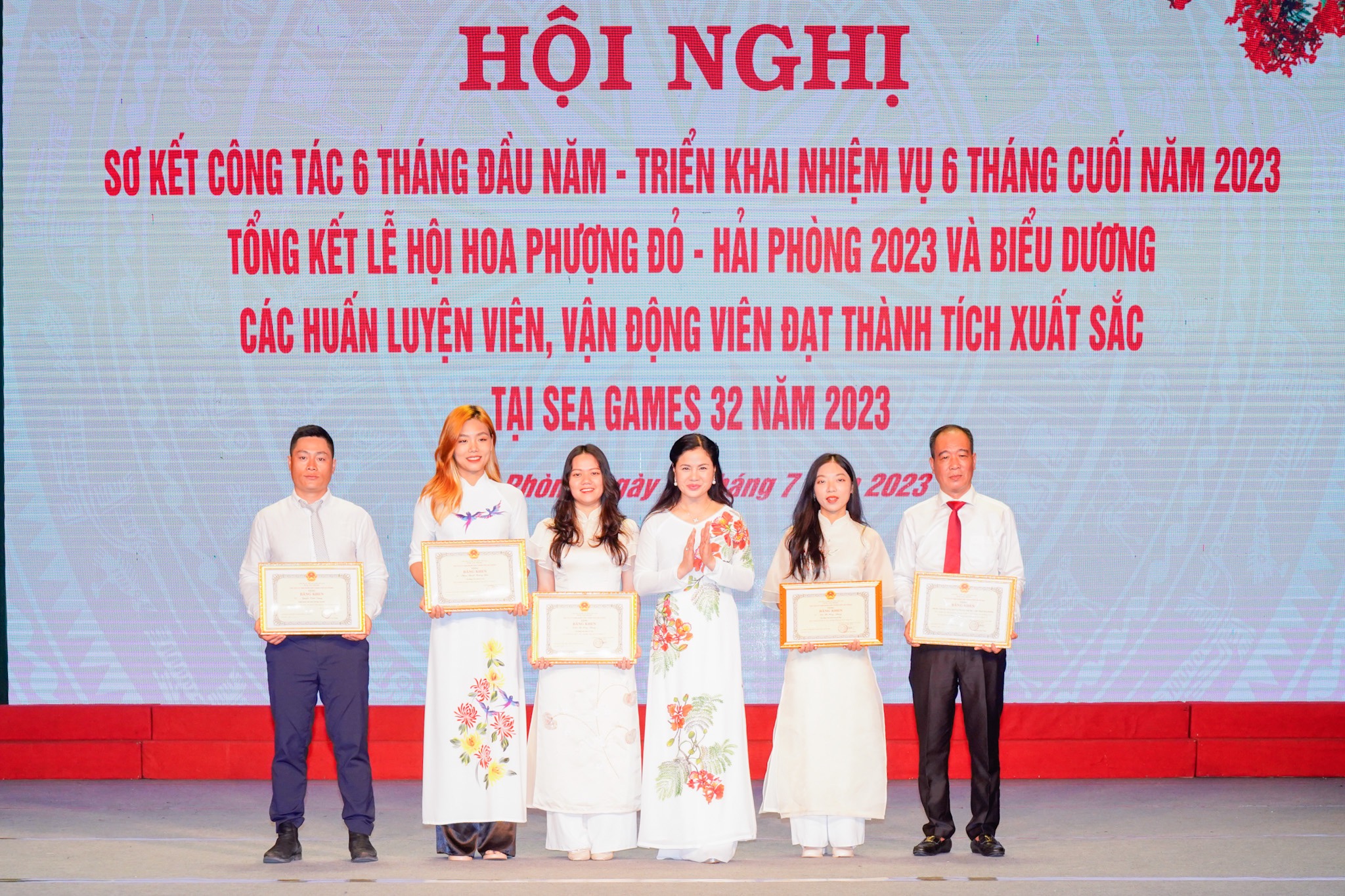 Trao tặng Bằng khen của UBND Thành phố cho Trung tâm Huấn luyện và Thi đấu Thể dục Thể thao Hải Phòng và các VĐV, HLV có thành tích xuất sắc tại Sea Games 32