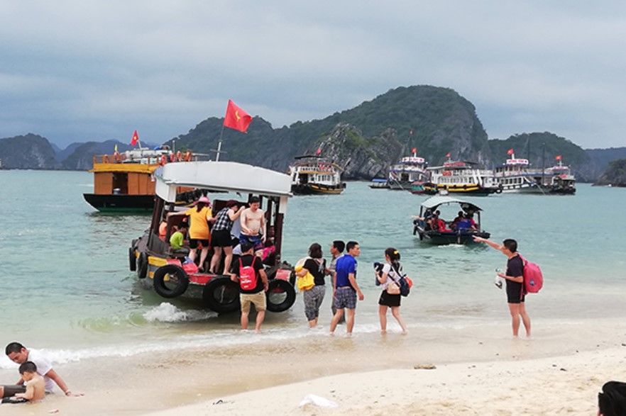 Hải Phòng tạm dừng các hoạt động tham quan trên Vịnh Cát Bà từ 12h ngày 17/7