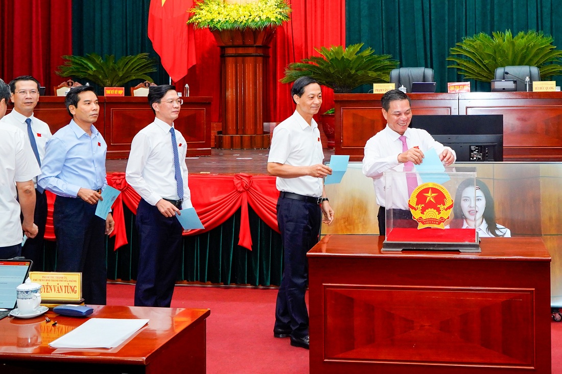 Các đại biểu bỏ phiếu bầu bổ sung chức danh Ủy viên UBND Thành phố đối với ông Lê Minh Quang, Giám đốc Sở y tế