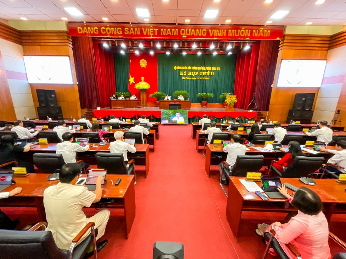 Các đại biểu biểu quyết thông qua các Nghị quyết tại Kỳ họp