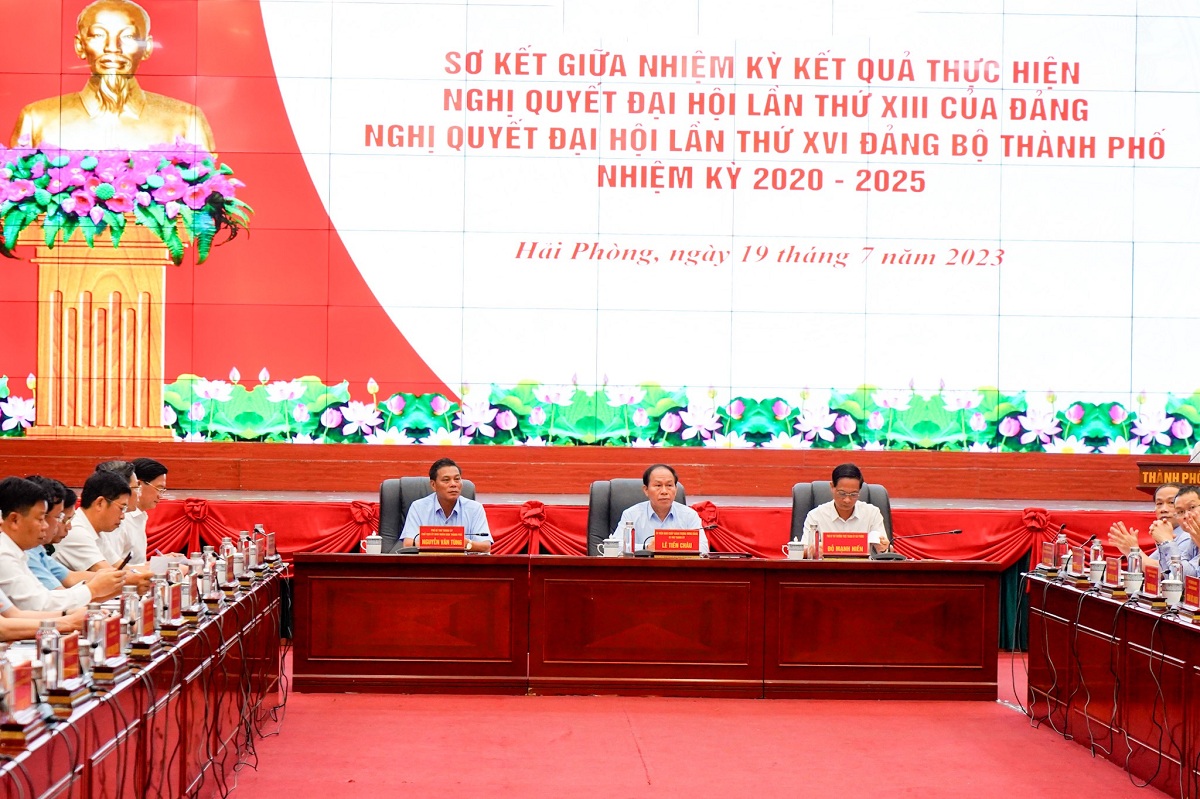 Các ông: Lê Tiến Châu, Bí thư Thành ủy Hải Phòng (giữa); Nguyễn Văn Tùng, Chủ tịch UBND TP. Hải Phòng (trái); Đỗ Mạnh Hiến, Phó bí thư Thường trực Thành ủy Hải Phòng (phải) chủ trì hội nghị