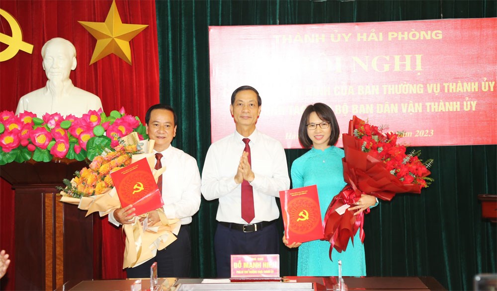 Ông Đỗ Mạnh Hiến, Phó Bí thư Thường trực Thành ủy Hải Phòng trao Quyết định và tặng hoa cho ông Nguyễn Văn Thành và bà Đặng Thị Phương Liên nhận nhiệm vụ mới