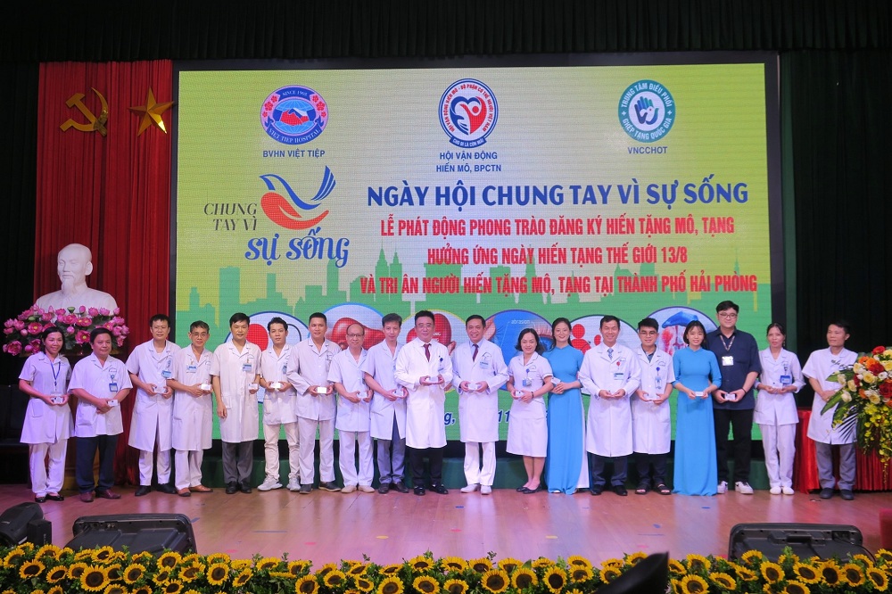 Lãnh đạo Bệnh viện Hữu nghị Việt Tiệp trao thẻ cho người đăng ký hiến mô tạng