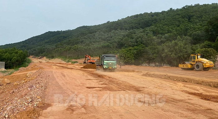 Thi công Dự án đầu tư xây dựng đường dẫn cầu Đồng Việt kết nối quốc lộ 37. Ảnh: Báo Hải Dương