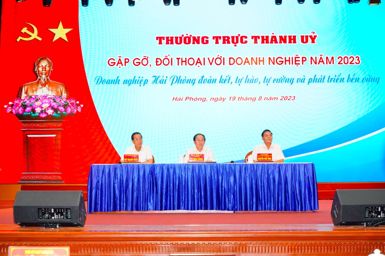 Thường trực Thành ủy Hải Phòng trực tiếp giải đáp những khó khăn, vướng mắc của doanh nghiệp tại cuộc gặp gỡ, đối thoại với hơn 600 doanh nghiệp trên địa bàn Thành phố