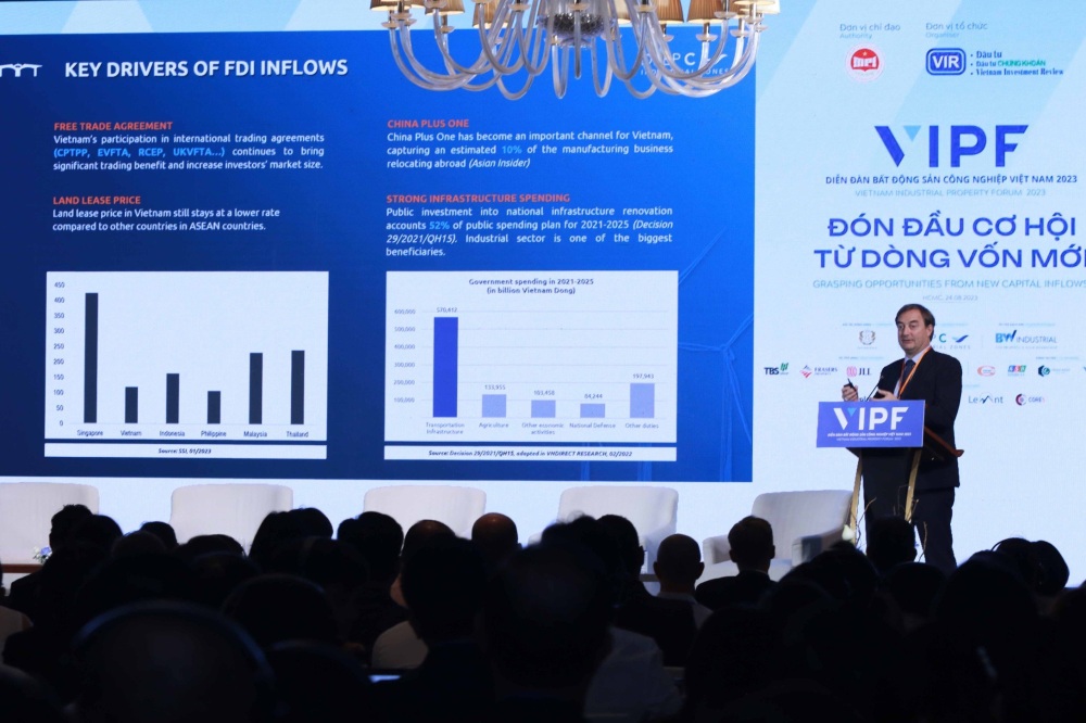 Ông Bruno Jaspaert, Tổng giám đốc Tổ hợp KCN DEEP C trình bày bài tham luận về Triển vọng dòng vốn mới nhìn từ thực tiễn