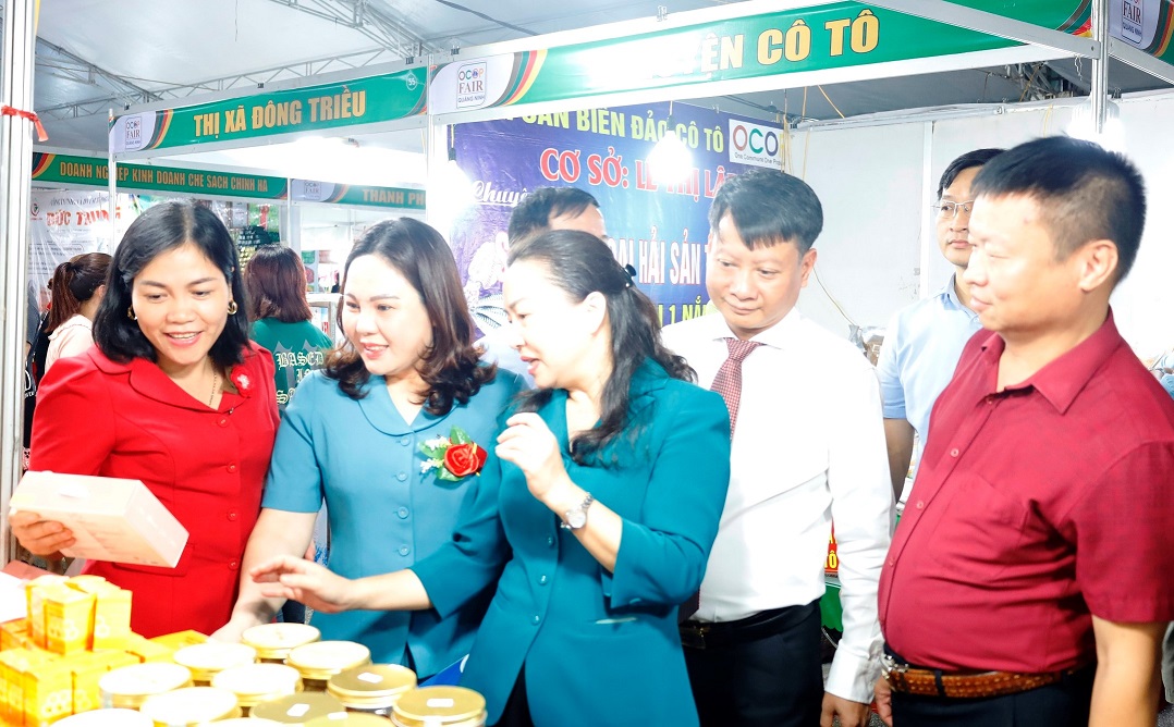 Tham quan một gian hàng sản phẩm OCOP của các đại biểu. Ảnh: Cổng thông tin điện tử Thành phố Móng Cái
