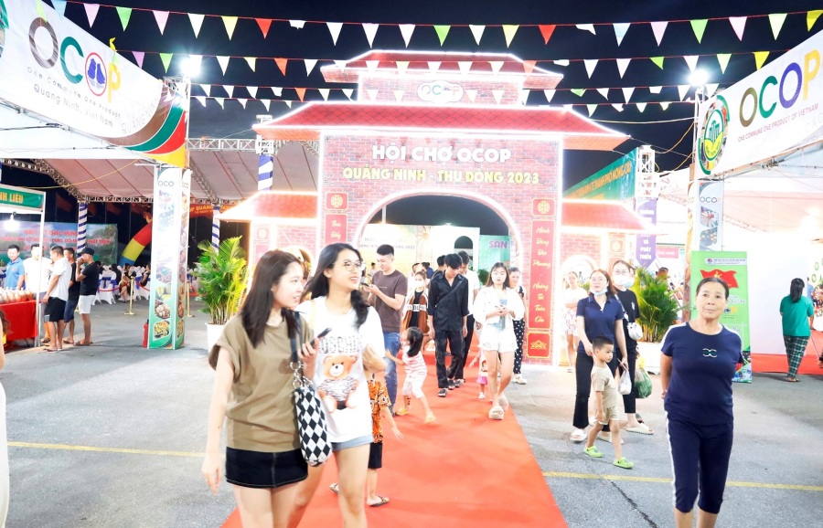 Đông đảo người dân đến tham gia hội chợ. Ảnh: Cổng thông tin điện tử Thành phố Móng Cái