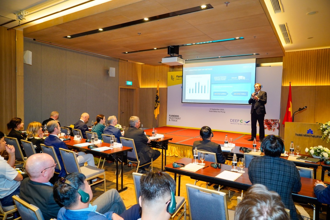Ông Bruno Jaspaert, Tổng giám đốc Tổ hợp KCN DEEP C chia sẻ tại Hội thảo